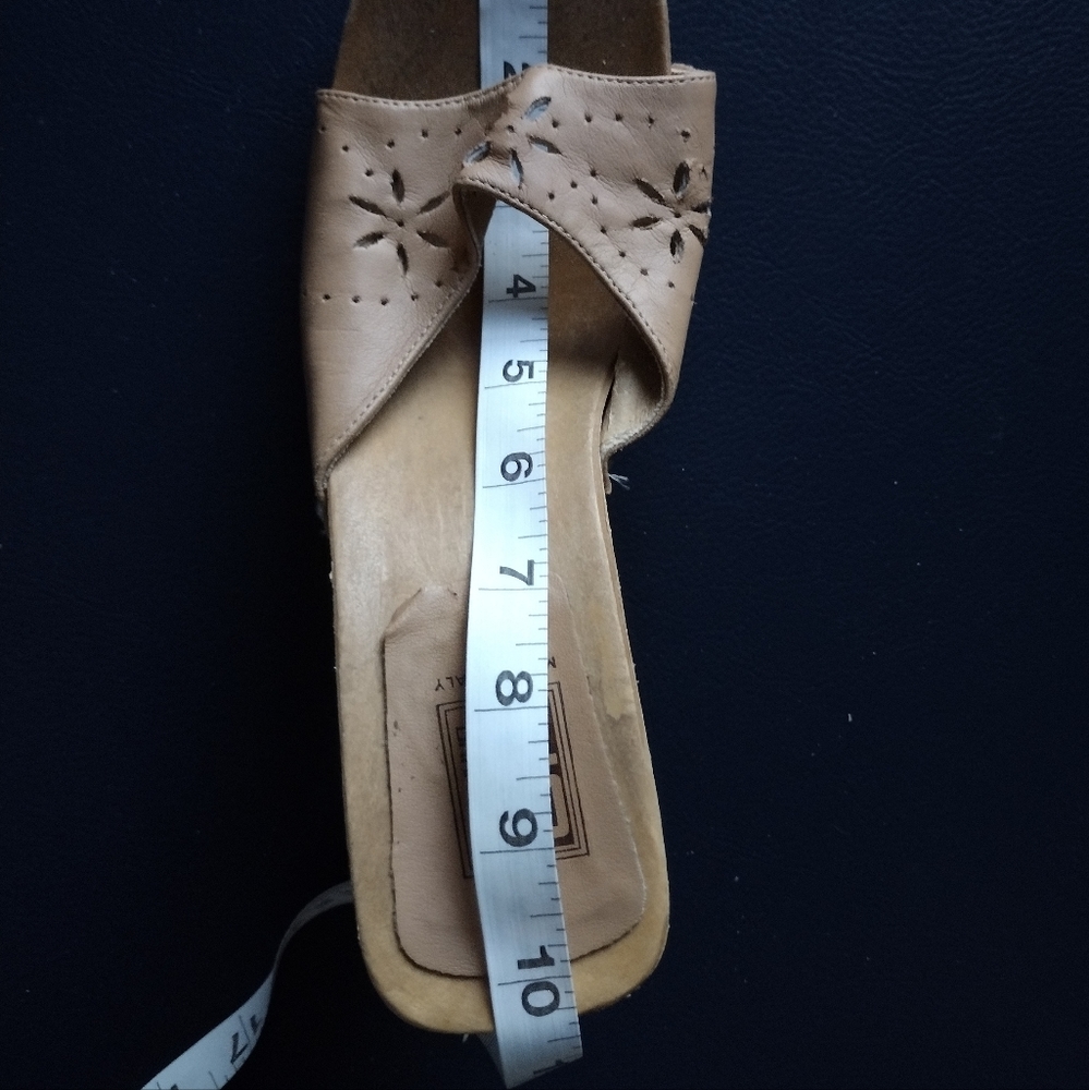 CITY SNAPPERS TAN FAUX WOOD SANDALS - Picture 6 of 8